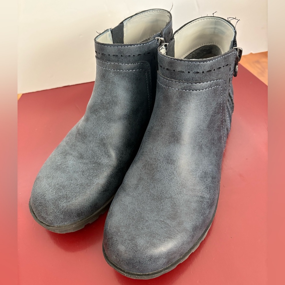 Sport Jenna Bootie size 8